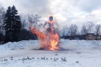 В Мытищах сожгли девятиметровую масленичную куклу