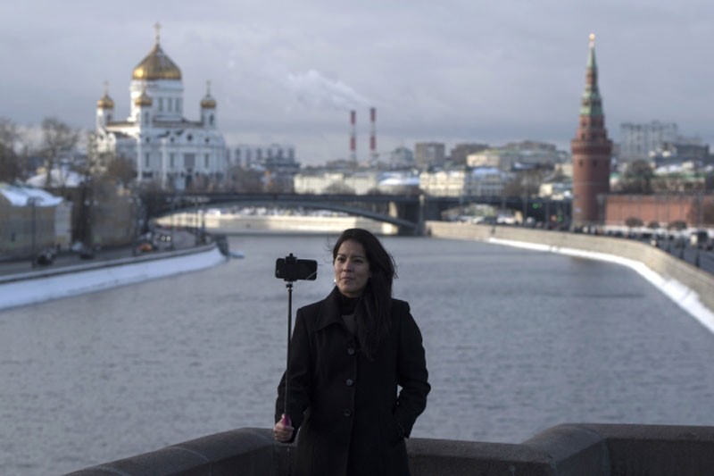 Москва дает всем. Девочка приехала в столицу. Москва зовет. Приехав в столицу. Москва давучча заказ.