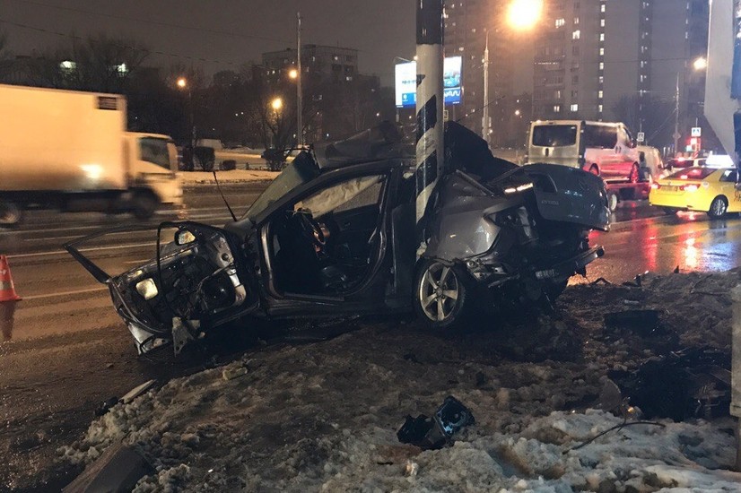 Водитель чудом остался жив после столкновения со столбом в Москве