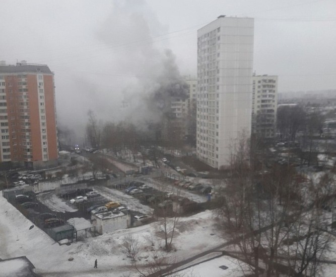 Число эвакуированных из горящей многоэтажки в Москве возросло до 33 человек