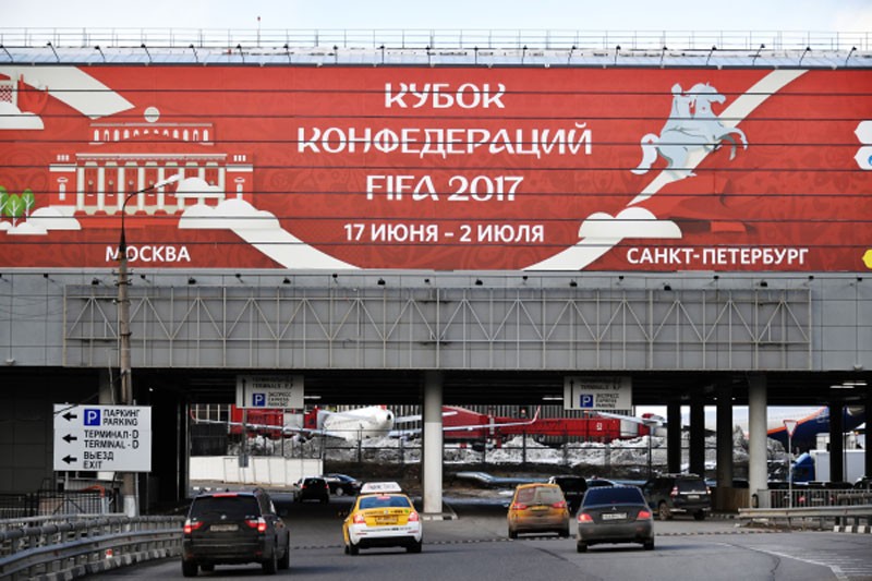 Самый большенный баннер с символикой FIFA 2017 взялся в Шереметьево