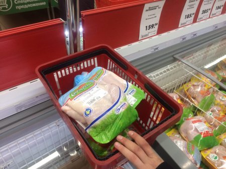 «Хрюши против» изъяли из «Пятерочки» 2 тележки просроченных продуктов