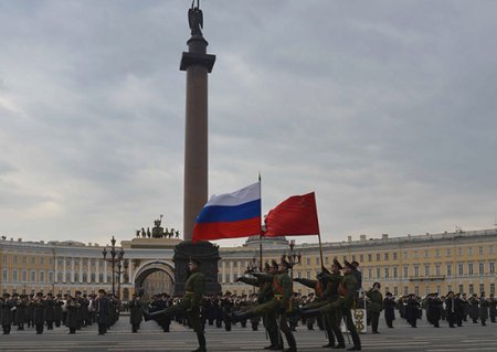 На Дворцовой площади Санкт-Петербурга прошла первая тренировка парадного сводного военного оркестра