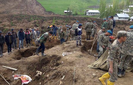 На месте схода оползня на зюйде Киргизии вскрыты тела двух детей