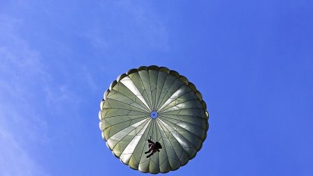 Парашютист разбился на аэродроме Ватулино в Подмосковье