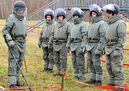 Саперы общевойсковой армии ЗВО получили общевойсковой комплект для защиты при разминировании