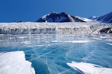 В Антарктиде обнаружили реки и водопады