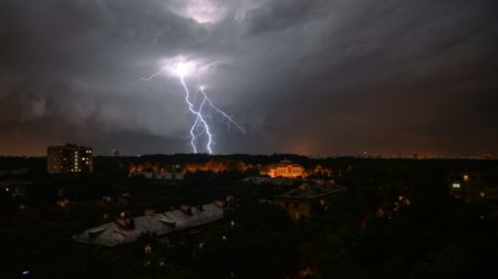 «Желтый» степень опасности обнародовали в московском регионе на 16 апреля из-за грозы