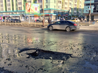 Жители Новосибирска отпраздновали день рождения дорожной ямы