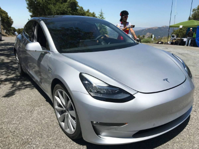 Фотошпионы раскрыли суперминималистичный салон Tesla Model 3