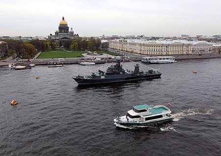 Боевые корабли Балтийского флота прибыли в Санкт-Петербург для участия в военно-морском параде в честь Дня Победы