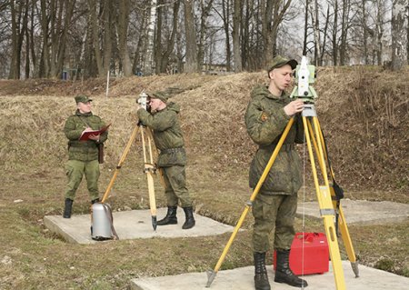 Экспедиционный топогеодезический отряд продемонстрировал навыки по измерению угла теодолитом