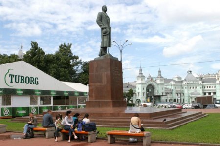 Монумент Горькому вернется на площадь у Белорусского вокзала