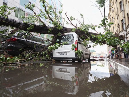 Почему ураган так легко снес крыши и остановки