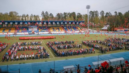 Школьники Красногорска в честь Дня Победы провели масштабный флешмоб