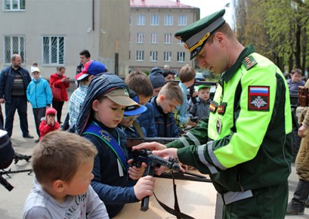 Участники военно-исторического клуба и офицеры ВАИ провели Урок мужества с калининградскими школьниками