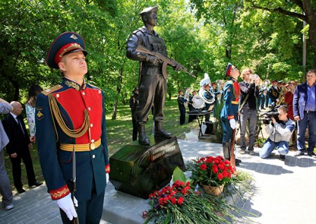 В Александровском саду г. Новочеркасска открыли памятник морскому пехотинцу Александру Позыничу