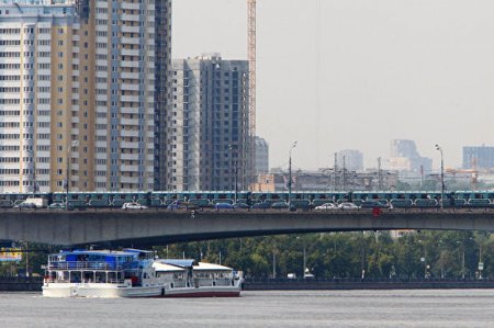 В Москве на Воробьевых горестях подтопило пешеходные дорожки