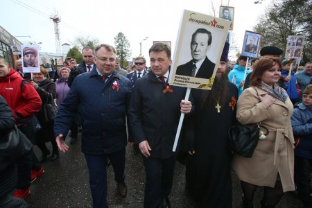 Воробьев встретил участие в акции «Бессмертный полк» в Волоколамске