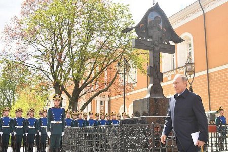 Восстановленный в Кремле крест сшивает разорванную историю России