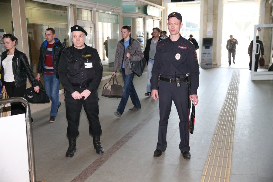 Охранник жд вокзала. ГБР метрополитена. Служба безопасности метрополитена ГБР. Сотрудник транспортной безопасности ГБР. Охрана метрополитена в форме.