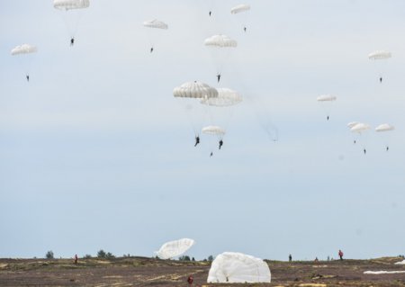 Десантирование военнослужащих многонациональной батальонной тактической группы на учении «Славянское братство – 2017» проводится днем и ночью