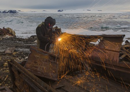 Экологический взвод Северного флота спрессовал на острове Котельный 3000 металлических бочек