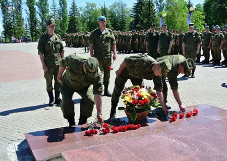 «Мастера артиллерийского огня» вместе с участниками "Безопасной среды" почтили память погибших в День памяти и скорби в Саратове