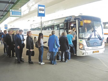 Пассажирам в автобусах оставили одну дверь