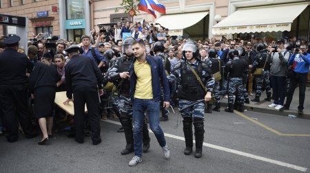 Полиция застопорила в Москве участника беззаконной акции, распылившего перцовый аэрозоль