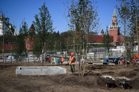 В парке «Зарядье» возникли работы по оформлению пешеходного пространства