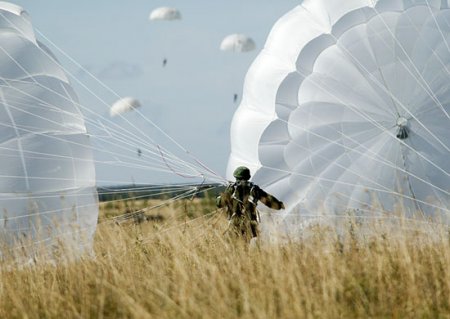 Военные парашютисты прошли сборы в Краснодарском спеццентре ВКС выполнив около тысячи прыжков