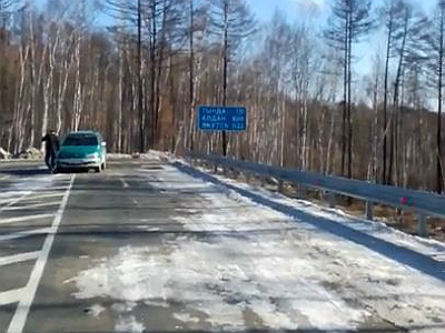 Видео: амурские дорожники загнали водителей в смертельный тупик