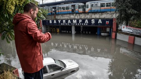 Град разбил стекло в кабине совершавшего аварийную посадку самолета в Стамбуле