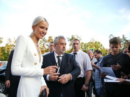 Люк Бессон в Барвихе поразил фанатов своей русской спутницей Сашей