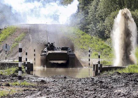 Механики-водители МТ-ЛБ Западного военного округа отрабатывают вождение на плаву