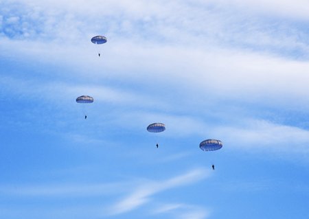 На Камчатке молодые военнослужащие морской пехоты совершили первые парашютные прыжки