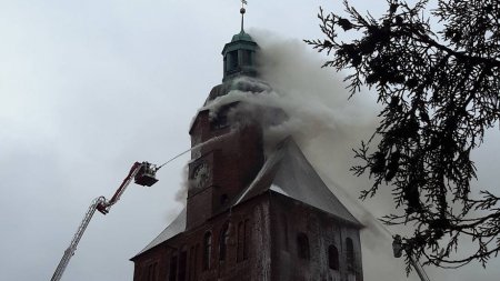 Собор XIII века загорелся в польском Гожув-Велькопольски 