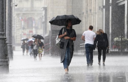 В Москве в ближайшие часы ожидается гроза и усиление ветра