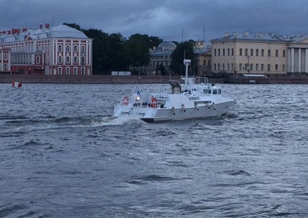 В Санкт-Петербурге прошла ночная тренировка боевых кораблей и катеров ВМФ России, принимающих участие в Главном военно-морском параде