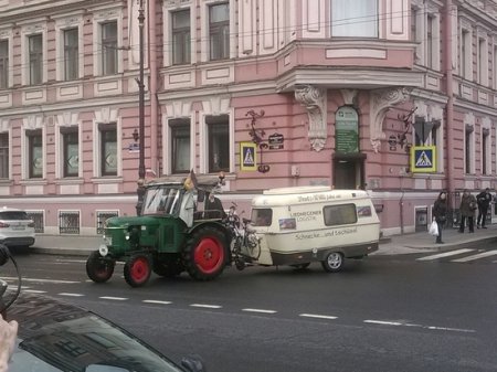 Вместо танка: 81-летний немец приехал в Петербург на тракторе