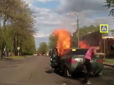 Видео: Автомобиль вспыхнул на ходу