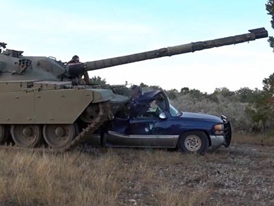 Видео: Старый пикап утилизировали танком