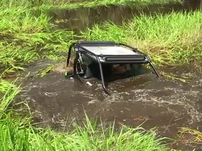 Видео: Водитель не стушевался, оказавшись по шею в воде