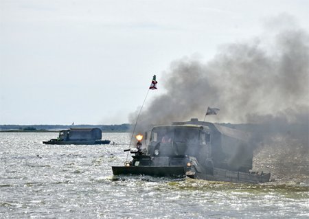 Безопасность на воде участников международного конкурса «Инженерная формула» обеспечивают военные водолазы