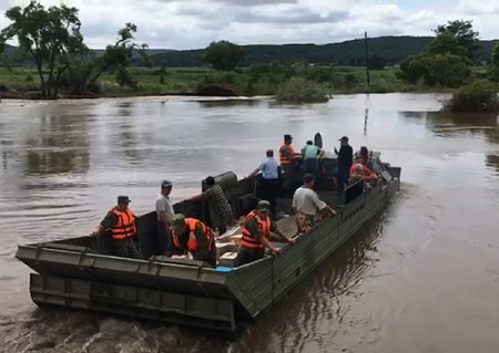 Военнослужащие ВВО организовали переправу через реку Борисовка в зоне ЧС в Приморье