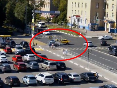 Видео: Автомобиль снес группу пешеходов в Мытищах