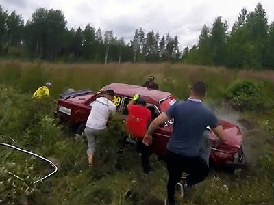 Видео: Самые безбашенные фанаты ралли в мире