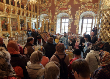 Икону для людей с нарушениями зрения передали в Троице-Сергиеву Лавру