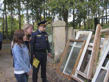 На территории жилой постройки, принадлежавшей частному владельцу, были обнаружены строительные отходы и мусор